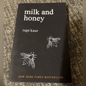 Milk and Honey: Rupi Kaur (paperback)